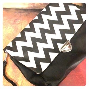 BLACK AND WHITE CHEVRON CLUTCH!!